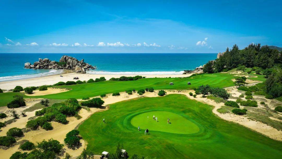 《2024-2025中国百佳高尔夫球场》的前十名榜单：